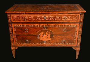 Splendido cassettone "Bottega Maggiolini" in legno di palissandro finemente intarsiato con legni vari. LOMBARDIA XVIII secolo.